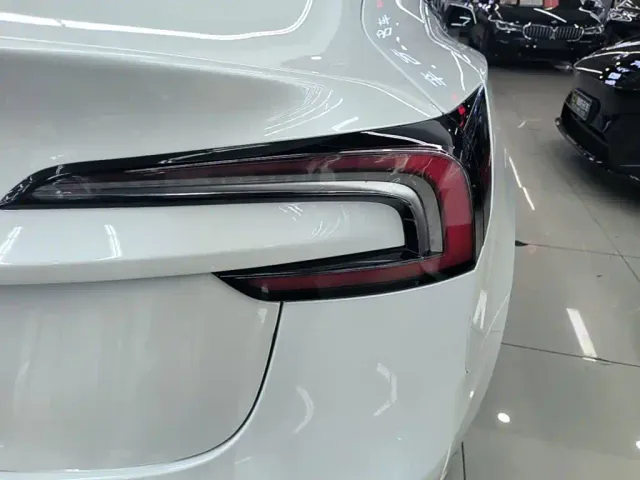 Tesla Model 3 — Фото автомобиля 7