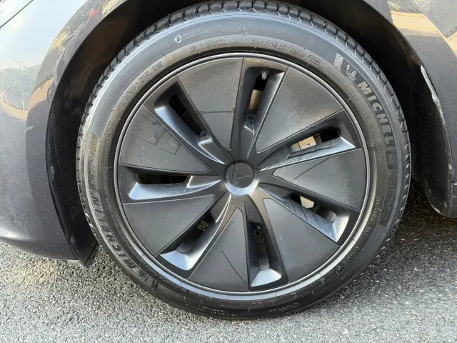 Tesla Model 3 — Фото автомобиля 4