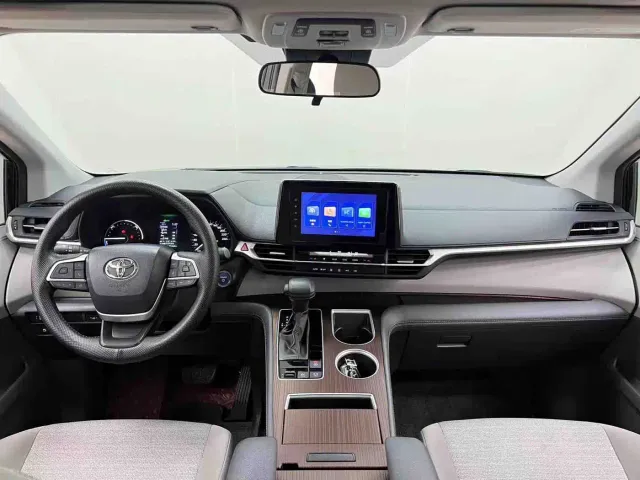 Toyota Sienna — Фото автомобиля 16