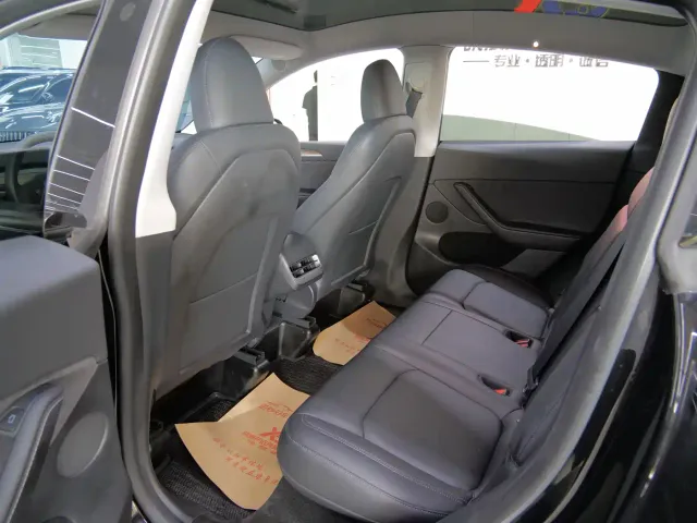 Tesla Model Y — Фото автомобиля 12