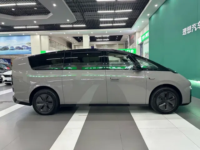 Li Auto MEGA — Фото автомобиля 21