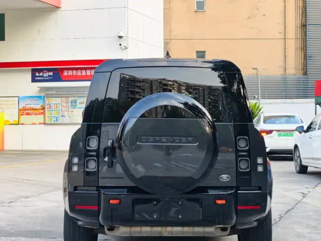Land Rover Defender — Фото автомобиля 13