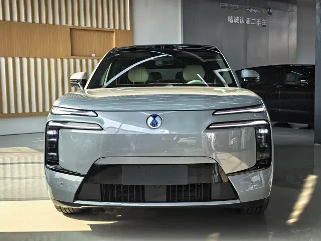 Denza N8L — Фото автомобиля 2