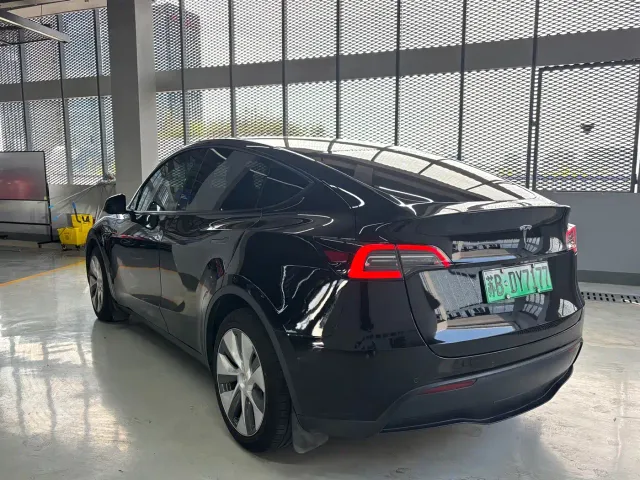 Tesla Model Y — Фото автомобиля 14