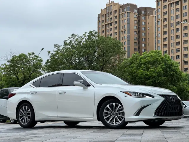 Lexus ES — Фото автомобиля 4
