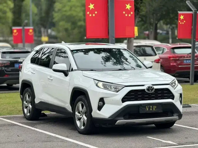 Toyota RAV4 — Фото автомобиля 3