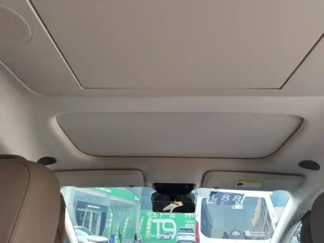 Li Auto MEGA — Фото автомобиля 17