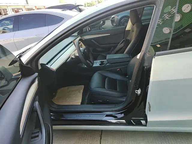 Tesla Model 3 — Фото автомобиля 14