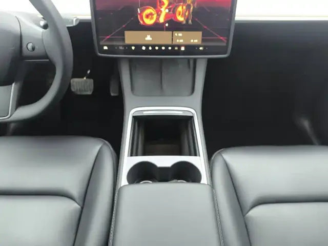 Tesla Model Y — Фото автомобиля 16