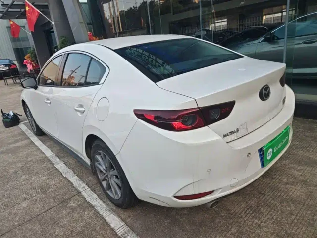 Mazda Axela — Фото автомобиля 4
