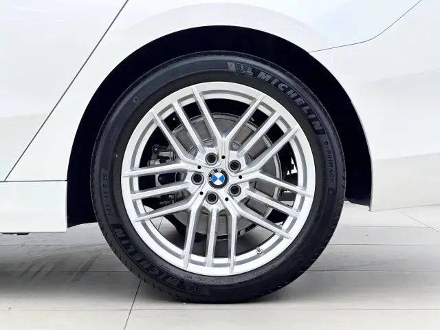 BMW 5 Series — Фото автомобиля 11