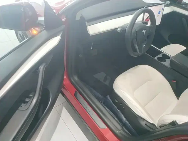 Tesla Model Y — Фото автомобиля 11