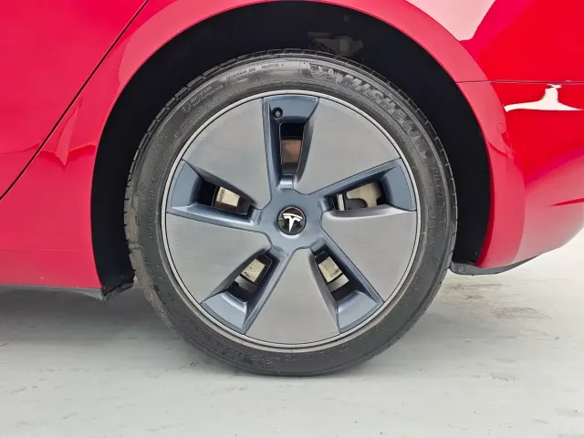 Tesla Model 3 — Фото автомобиля 8