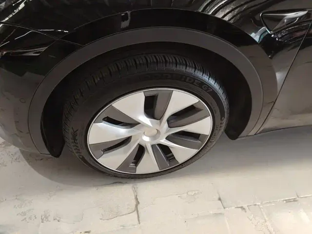 Tesla Model Y — Фото автомобиля 21