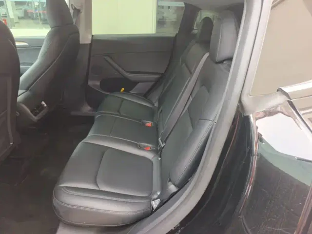 Tesla Model Y — Фото автомобиля 16