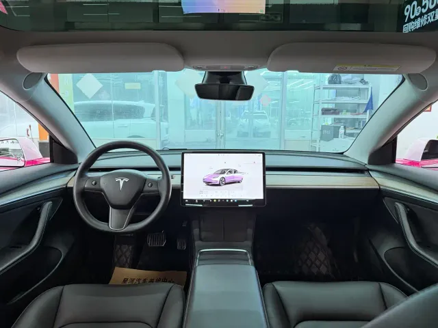 Tesla Model 3 — Фото автомобиля 10