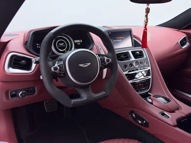 Aston Martin DB11 — Фото автомобиля 16