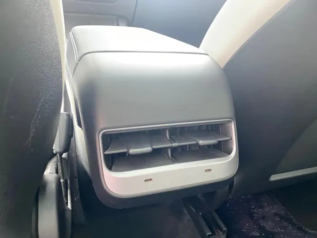 Tesla Model Y — Фото автомобиля 11