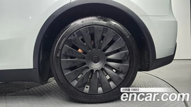 Tesla Model Y — Фото автомобиля 5