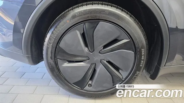 Tesla Model Y — Фото автомобиля 5