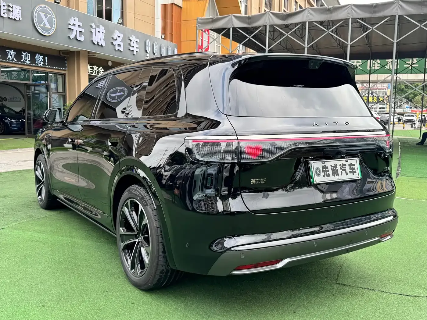 AITO Wenjie AITO M8 2025 Extended Range Ultra 53.4kWh 6-Seater — Фото автомобиля 6