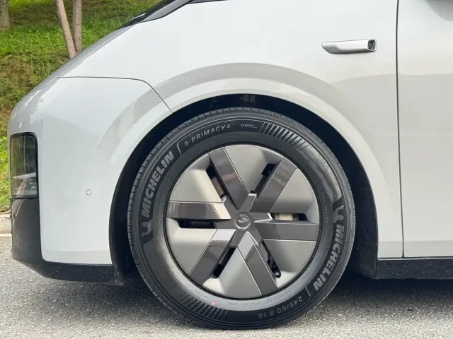 Li Auto MEGA — Фото автомобиля 4