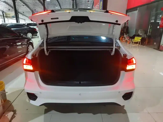 Roewe i5 — Фото автомобиля 18