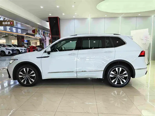 Volkswagen Tiguan L — Фото автомобиля 15