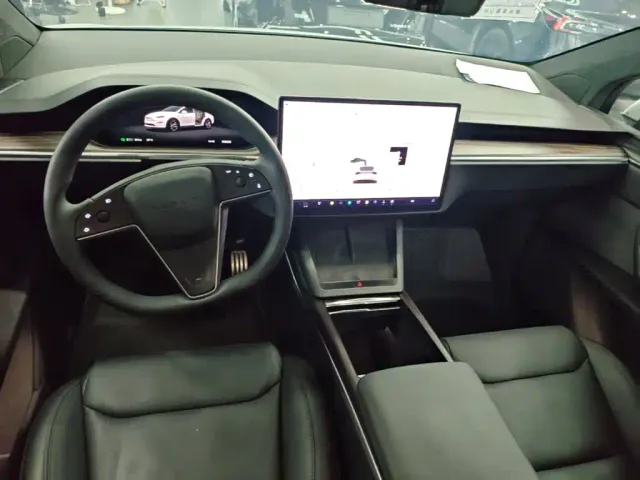 Tesla Model X — Фото автомобиля 9