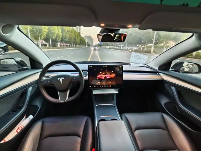 Tesla Model 3 — Фото автомобиля 5