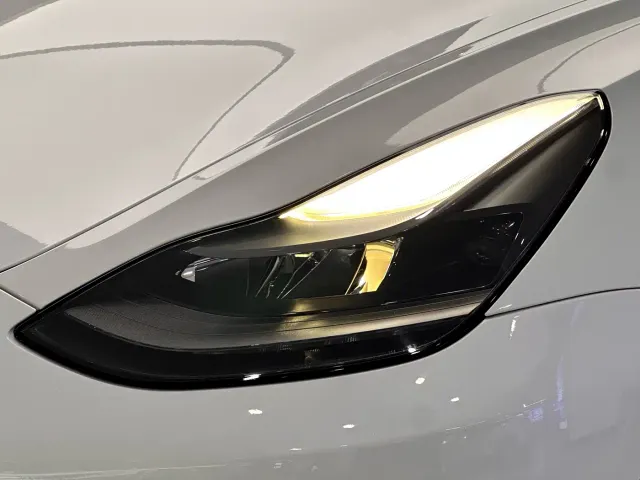 Tesla Model 3 — Фото автомобиля 6