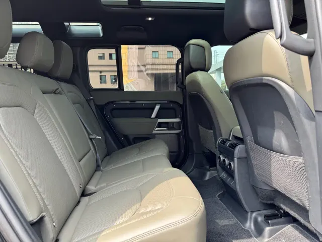 Land Rover Defender — Фото автомобиля 13