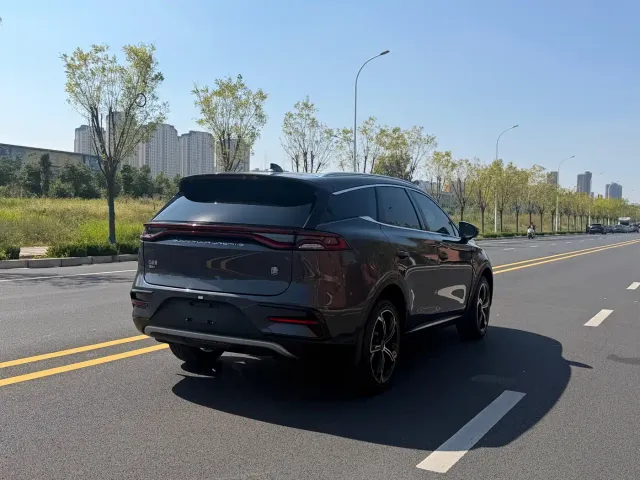 BYD Tang — Фото автомобиля 4