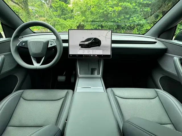 Tesla Model Y — Фото автомобиля 9
