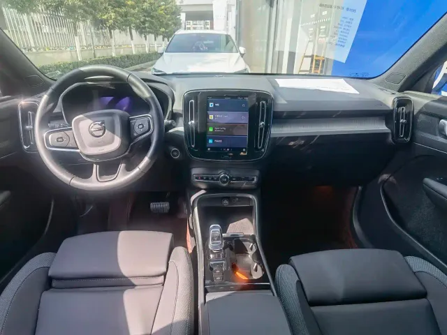 Volvo XC40 — Фото автомобиля 10