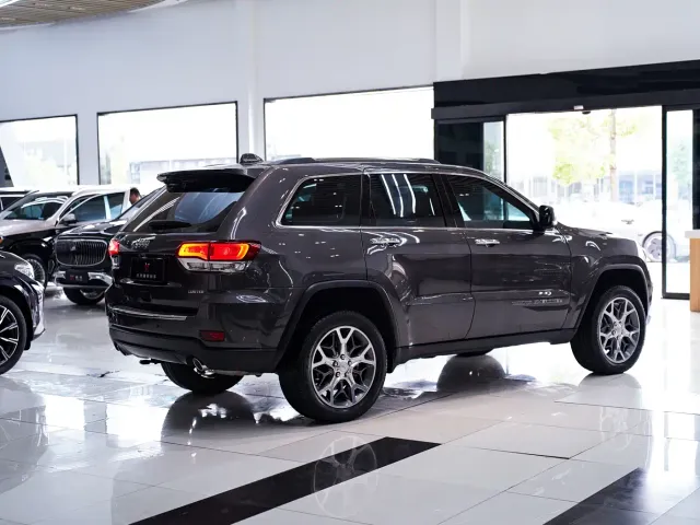 Jeep Grand Cherokee — Фото автомобиля 16