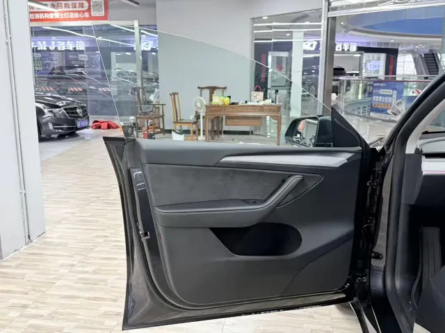 Tesla Model Y — Фото автомобиля 5
