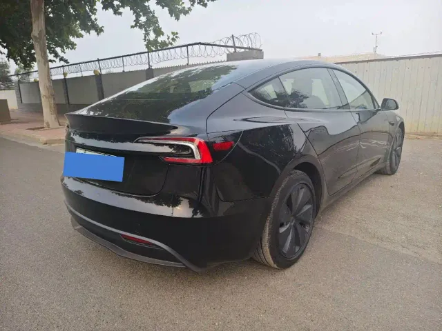 Tesla Model 3 — Фото автомобиля 4