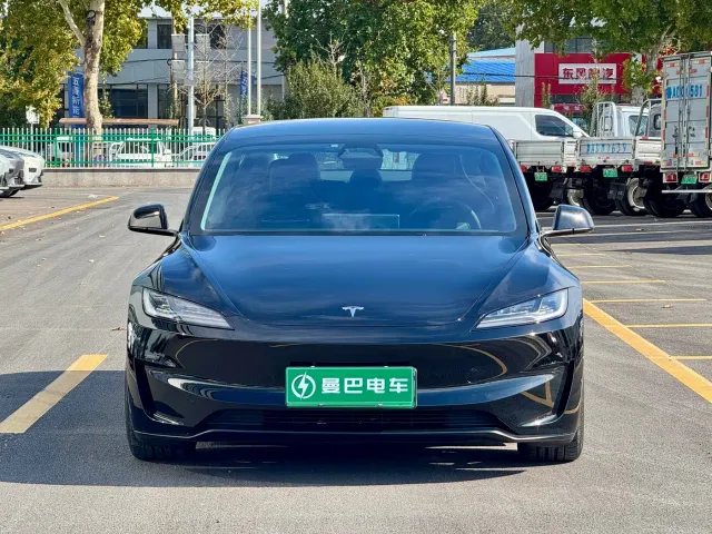 Tesla Model 3 — Фото автомобиля 2