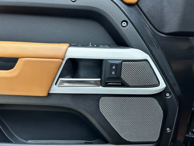 Land Rover Defender — Фото автомобиля 7