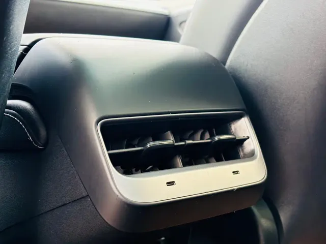 Tesla Model Y — Фото автомобиля 11