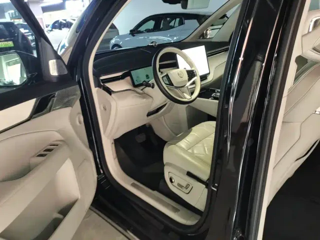 Volvo EM90 — Фото автомобиля 10