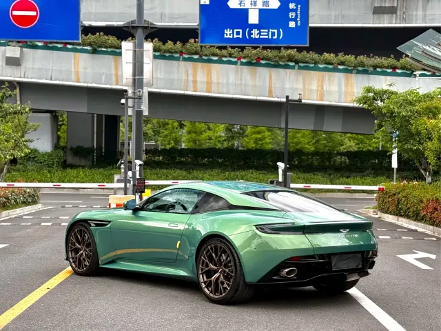 Aston Martin DB12 — Фото автомобиля 9