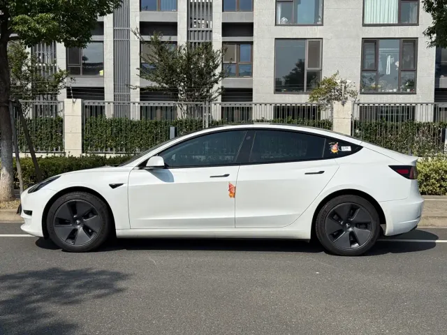 Tesla Model 3 — Фото автомобиля 3