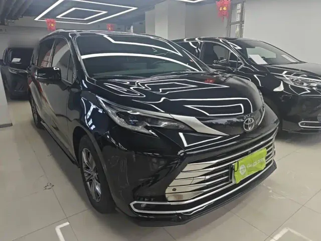Toyota Sienna — Фото автомобиля 3