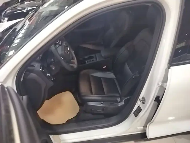 Volvo XC40 — Фото автомобиля 11