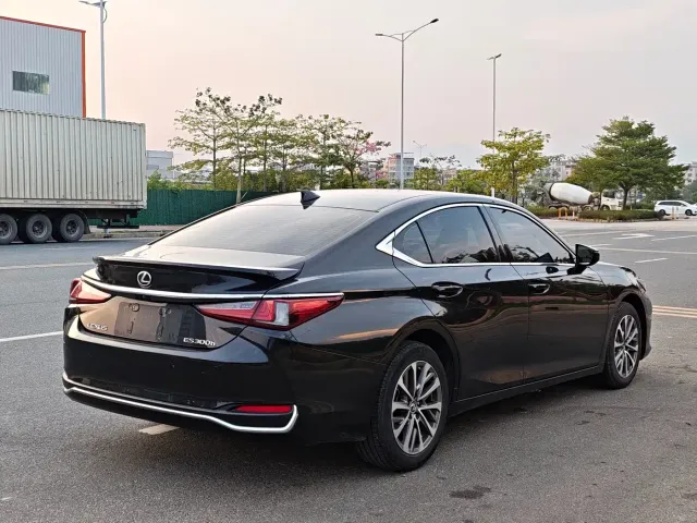 Lexus ES — Фото автомобиля 5