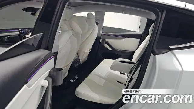 Tesla Model Y — Фото автомобиля 11