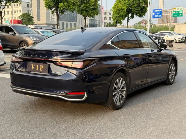 Lexus ES — Фото автомобиля 8