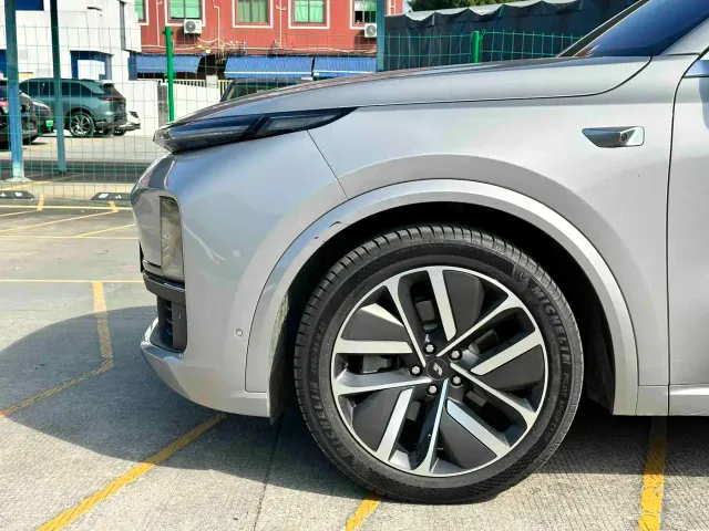 Li Auto L9 — Фото автомобиля 23